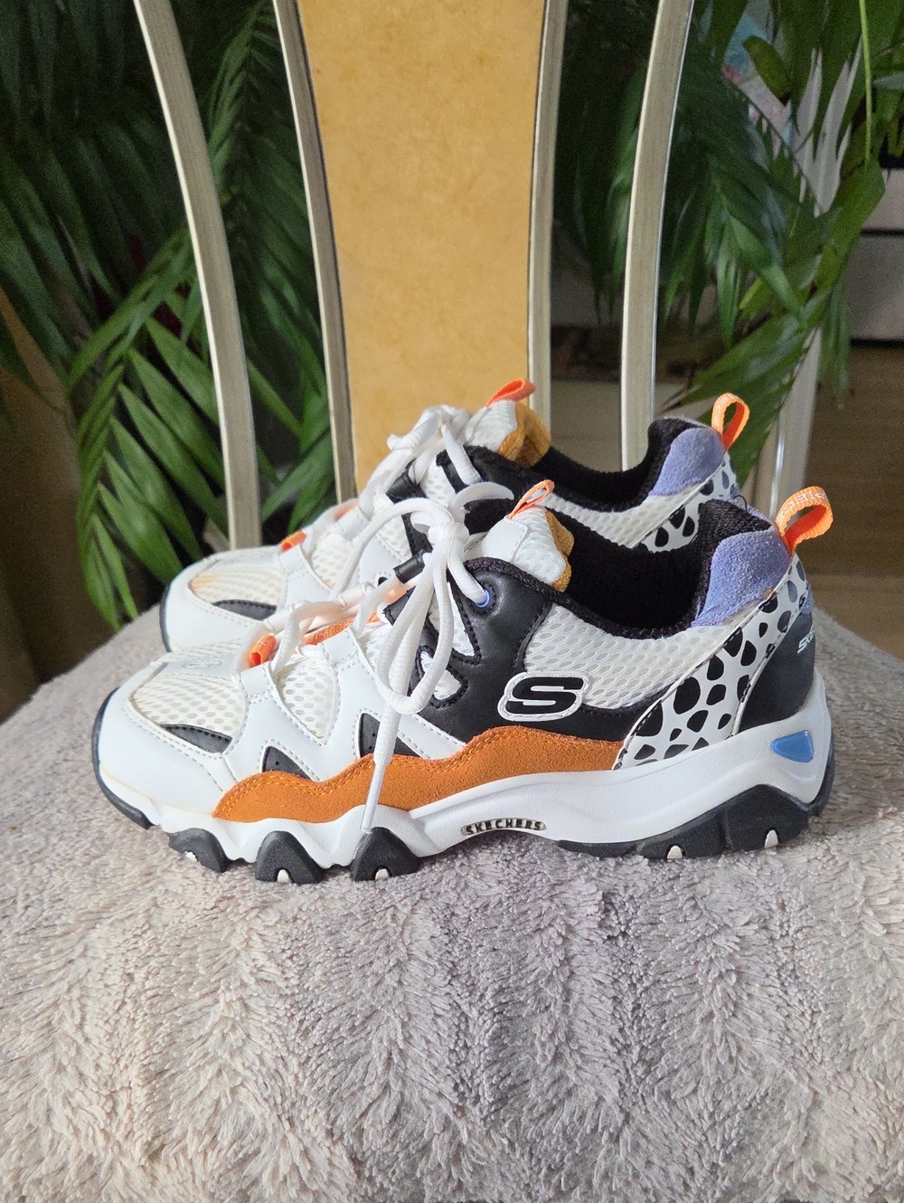 Skechers Kids White, Orange & Black Athletic Sneakers ❤️